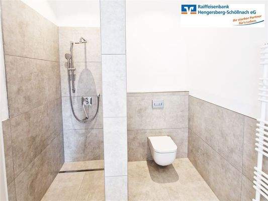 Bad OG-Dusche und WC-linke DHH