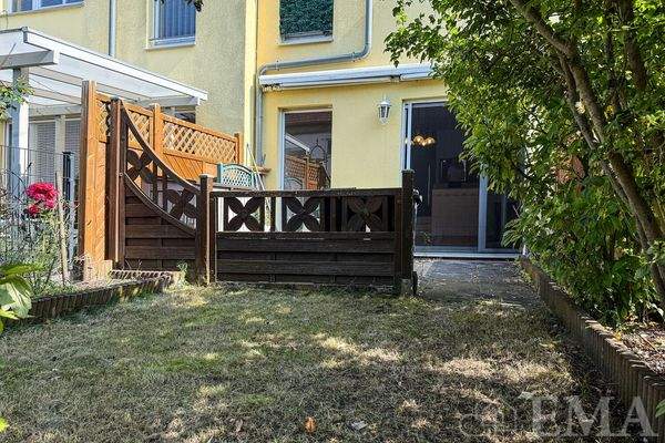 Blick vom Garten zur Terrasse