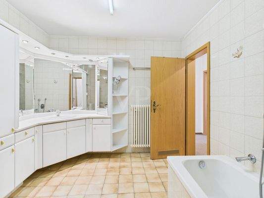 großzügiges Badezimmer mit Dusche