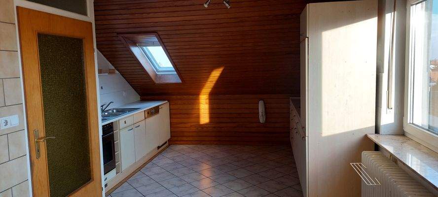 Blick in die Küche in Dachgeschoss-Wohnung