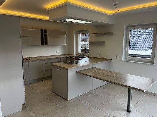 Einbauküche mit Essbereich