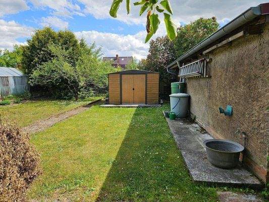 Garäteschuppen im Garten.jpg