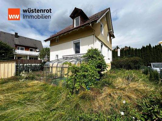 EG Garten: Ein Stück Natur am Rand des Hauses – verwildert und doch voller Potenzial für grüne Träume