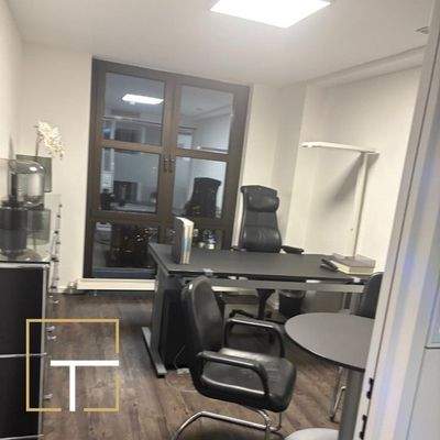 Modernes Büro mit Möbeln