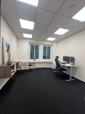 Modernes Büro mit Schreibtisch