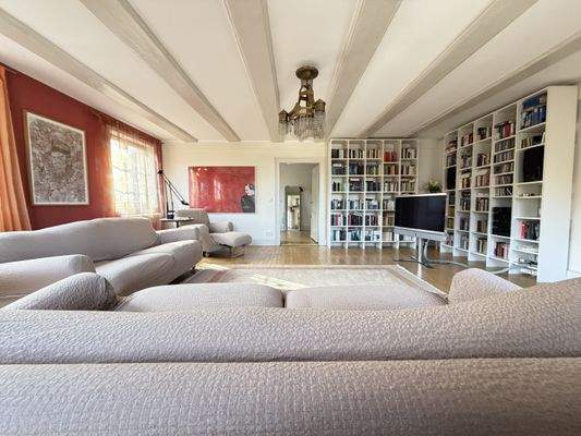 Wohnzimmer mit Bibliothek