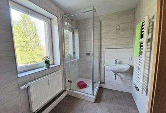 modernes Bad mit Dusche und Fenster