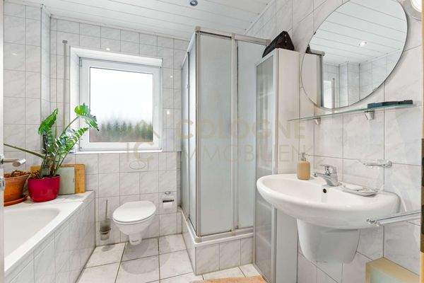 Badezimmer mit Dusche und Badewanne