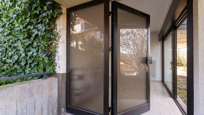 Die Haustüre im Hanggeschoss