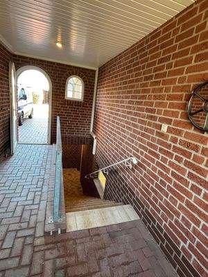 Durchgang zum Garten und zum Keller 