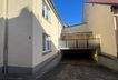 Seitenansicht mit Carport und Terrasse