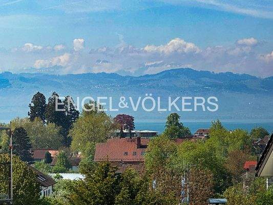 Blick zum Bodensee und zu den Bergen