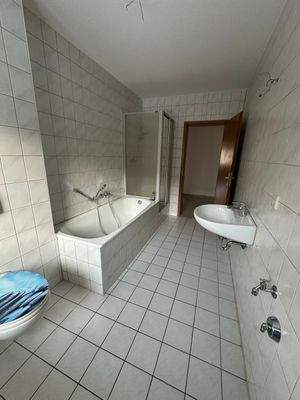 Helles Badezimmer mit Wanne