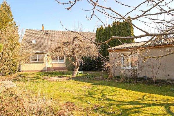 7 Blick vom Hof auf Haus und Nebengebäude