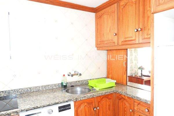 Die Küche mit Durchreiche zum Wohn- und Esszimmer