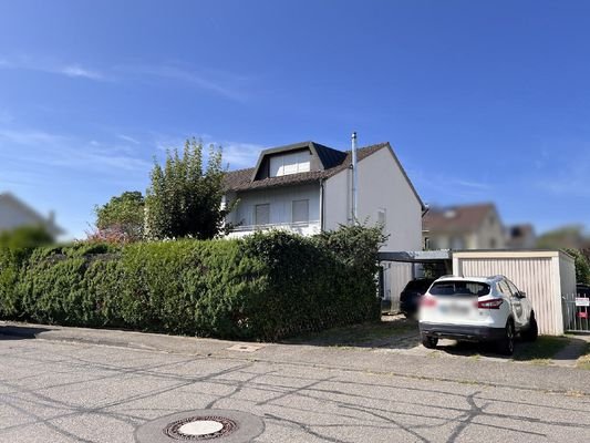 ansprechende Doppelhaushälfte mit Carport