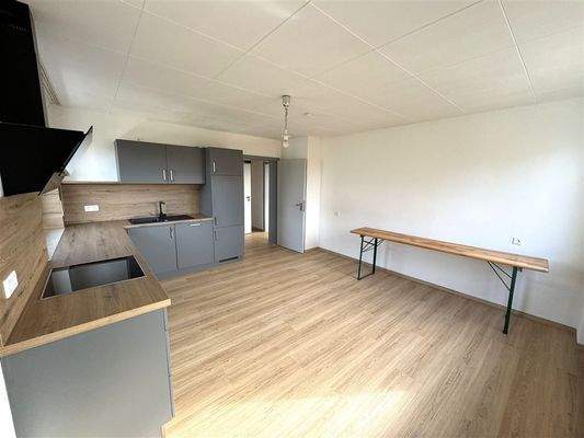 geräumige Küche mit neuer Einbauküche