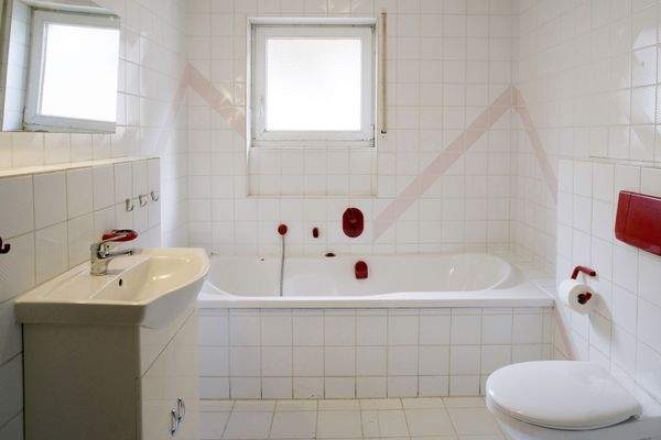 Badezimmer oben, mit Dusche, Badewanne und WC