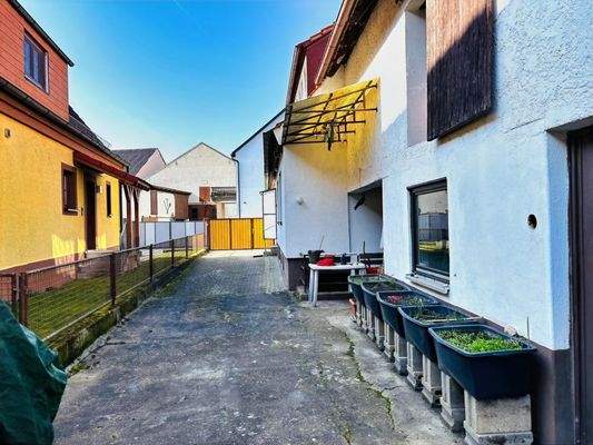 Hoffläche mit Toranlage