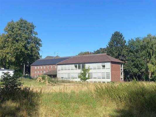 5 Blick von Süd-Ost auf Schul- und Nachbargebäude