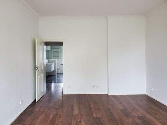 Wohnzimmer, Blick Flur und Bad.jpg