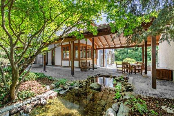 Charmanter Freisitz mit Teich