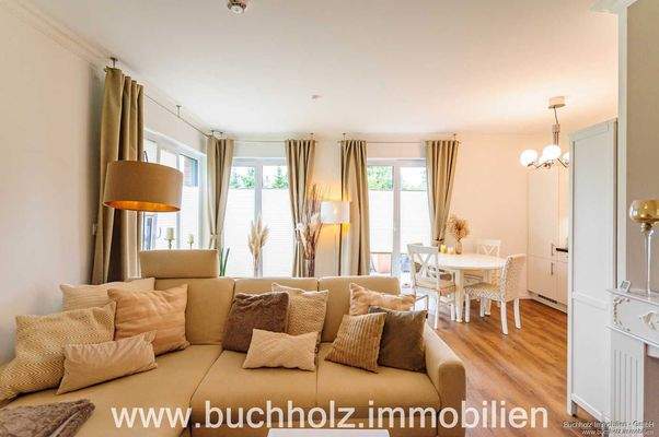 Wohnzimmer mit Ausgang zur Terrasse