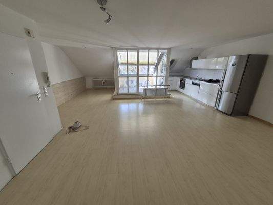 Gesamtblick Wohnzimmer auf Terrasse und EBK