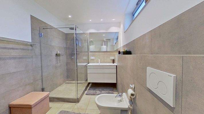 Modernes-Maisonette-Penthouse-mit-Balkon-und-grozugiger-Dachterrasse-05062025_162555