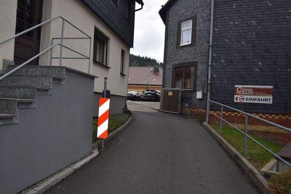 02.1 Zufahrt Haus A.JPG