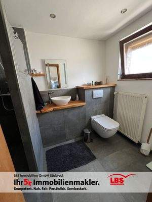 Badeszimmer mit Dusche - EG - Haus - Rechts