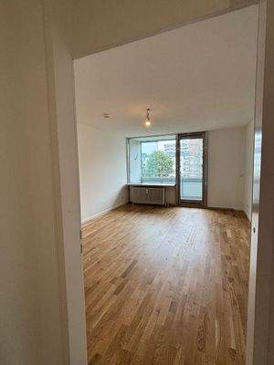 Helles Wohnzimmer mit Balkon