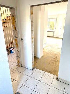 EG: Küche / Zugang zu Wohnzimmer + Flur