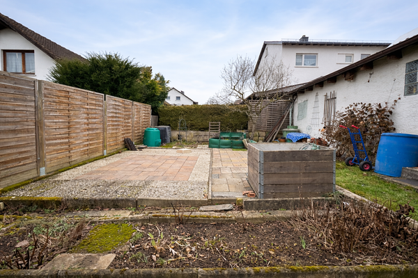 Gartenpatio unter bewölktem Himmel