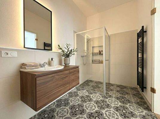 Bad mit Beispielmöblierung