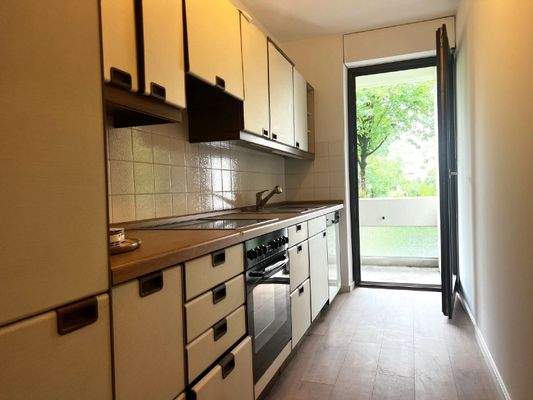 Tageslichtküche mit Zugang zum Westbalkon