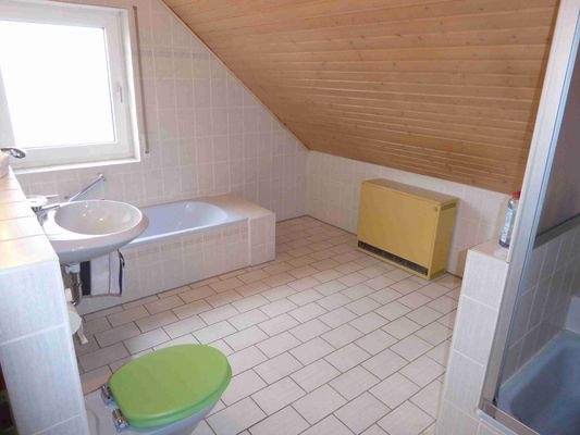 Bad mit Dusche und Wanne