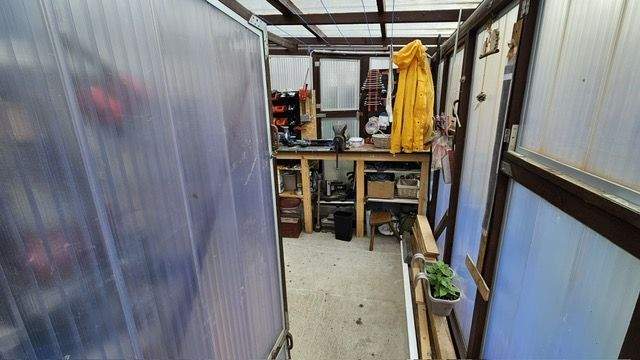 Werkstatt mit Holzlager 01.jpg