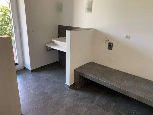 Gäste W-C mit Podest für Waschmaschine und Trockner.jpeg