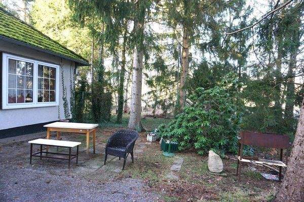 Sitzgelegenheit am Haus