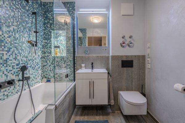 Badezimmer innenliegend mit Badewanne, WC