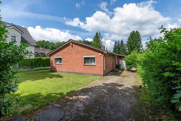 vorderer Bauplatz und Zufahrt