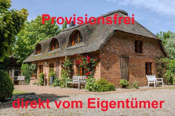 Reetgedecktes Backsteinhaus