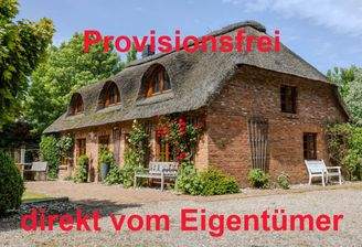 Reetgedecktes Backsteinhaus