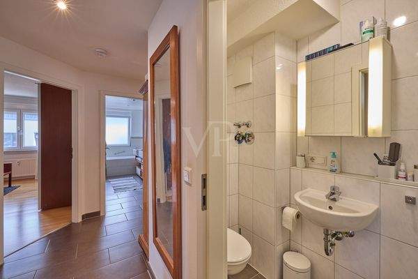 Flur mit Zugang zu allen Räumen