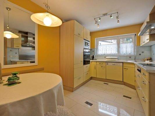 Schöne Einbauküche mit viel Stauraum