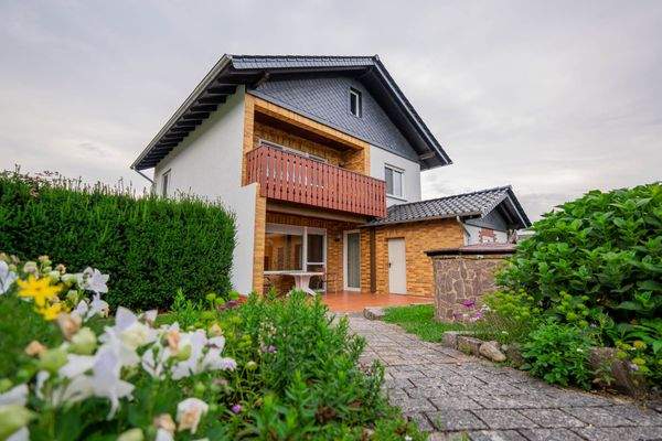 Blick auf Terrasse und Balkon