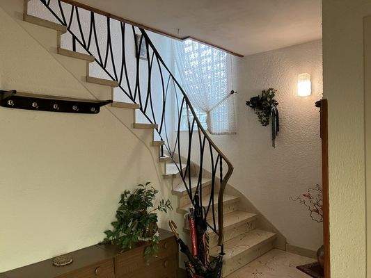 EG: Diele - Blick Richtung Treppe