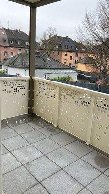 Balkon mit hellgelber Brüstung.jpg