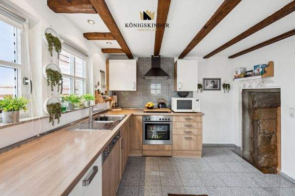 Helle Wohnküche mit Essplatz